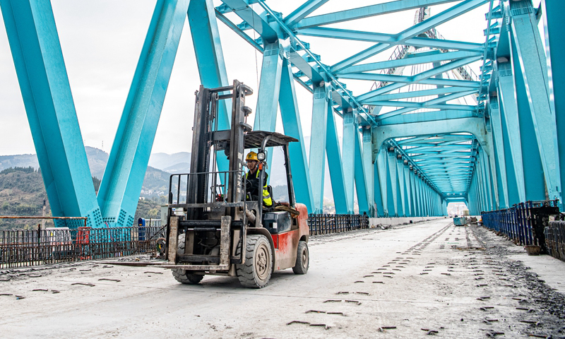 圖為3月16日，工人在渝湘高鐵清水坪烏江特大橋建設現場施工作業。新華社記者 唐奕 攝