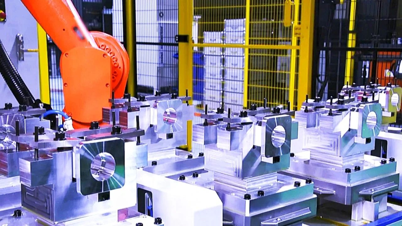 日前，航天科技旗下10家單位入選2023年度國(guó)家綠色工廠，至此，中國(guó)航天科技集團(tuán)有限公司國(guó)家綠色工廠數(shù)量達(dá)到16家，標(biāo)志著航天科技綠色制造體系建設(shè)工作實(shí)現(xiàn)了“由點(diǎn)到線”體系推進(jìn)、“聚焦主業(yè)”重點(diǎn)突破的新跨越。圖為在航天科技一院18所復(fù)雜殼體數(shù)字化生產(chǎn)線，工人們將預(yù)裝好的工件和托盤(pán)放在工作站，不用人全程跟產(chǎn)，從原材料到最終成品，均由機(jī)器自動(dòng)完成，最終成品件件合格。