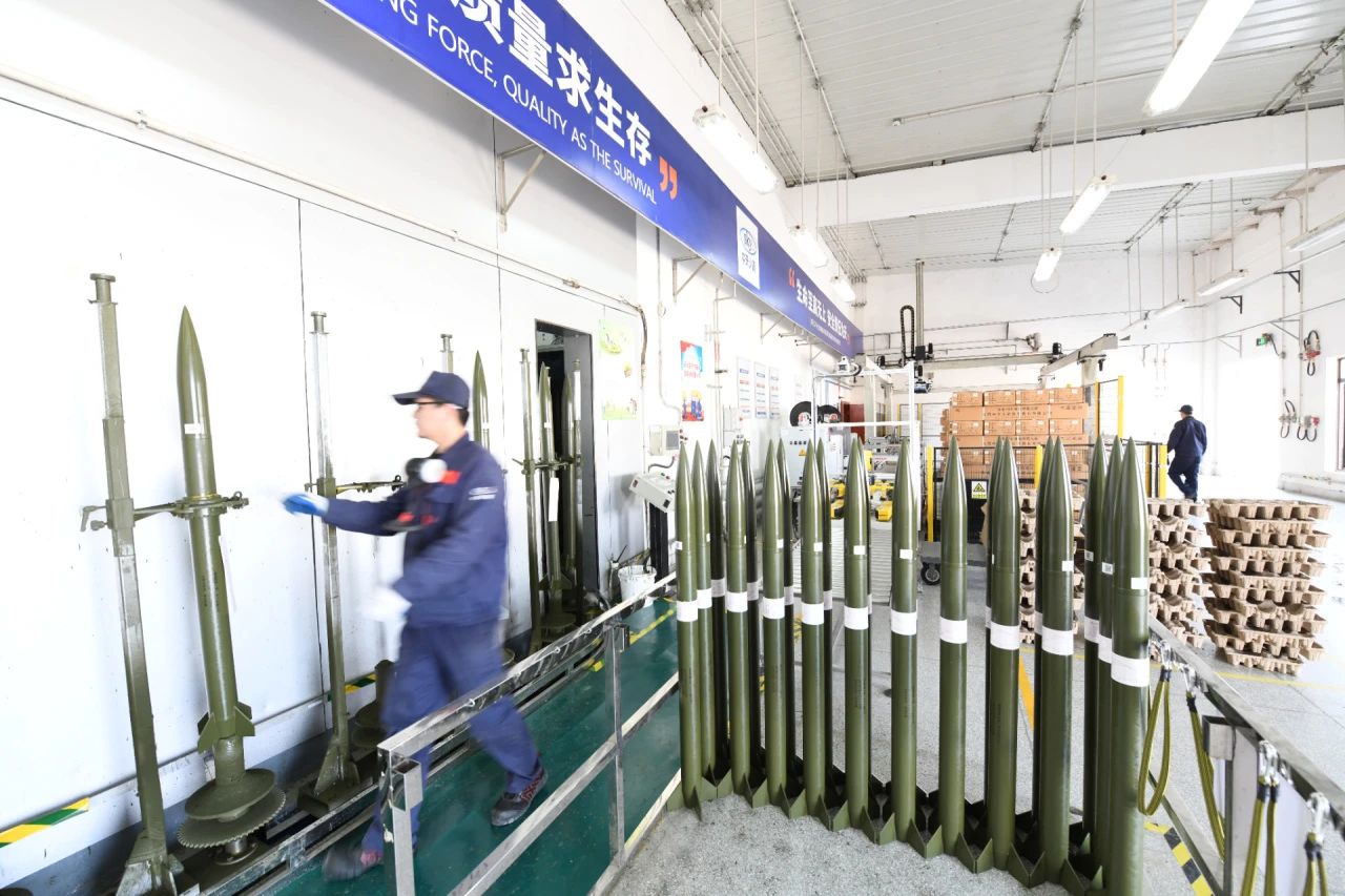 走進(jìn)航天科技四院中天火箭公司人影火箭科研生產(chǎn)基地，巍峨的遠(yuǎn)山與基地內(nèi)規(guī)劃有序的樹(shù)木、道路及干凈的藍(lán)白色廠房相映成趣。在這家以“服務(wù)氣象 保護(hù)生態(tài) 守護(hù)綠水青山”為使命的航天企業(yè)，人影火箭均采用環(huán)保材料制造，生產(chǎn)過(guò)程綠色無(wú)害，回收利用綠色環(huán)保；稱(chēng)裝藥、噴漆包裝、總裝等重點(diǎn)生產(chǎn)環(huán)節(jié)已實(shí)現(xiàn)自動(dòng)化、信息化，生產(chǎn)方式低碳轉(zhuǎn)型成效顯著。圖為中天火箭公司人影火箭生產(chǎn)現(xiàn)場(chǎng)。