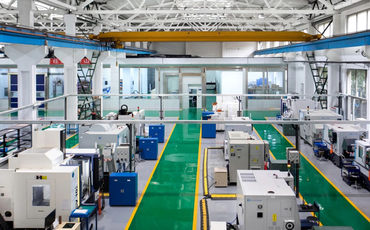 建設(shè)綠色廠區(qū)、打造綠色生產(chǎn)線、創(chuàng)新綠色產(chǎn)品……近年來(lái)，航天科技六院11所遠(yuǎn)征公司該公司積極響應(yīng)國(guó)家“雙碳”戰(zhàn)略，從基礎(chǔ)設(shè)施、管理體系、能源資源投入等多個(gè)方面入手，全方位貫徹節(jié)能降碳理念、多層次打造智能制造體系、多元化提升資源利用效率、寬領(lǐng)域保證產(chǎn)品智能化及低碳化設(shè)計(jì)，將綠色發(fā)展貫穿研發(fā)生產(chǎn)全過(guò)程，在綠色制造道路上越走越快，市場(chǎng)競(jìng)爭(zhēng)力不斷增強(qiáng)。圖為遠(yuǎn)征公司航天機(jī)電事業(yè)部廠房。