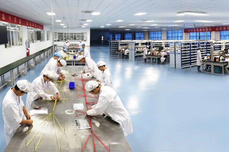 近年來(lái)，航天科技九院航天電工湖北航天電纜有限公司持續(xù)推動(dòng)新舊動(dòng)能轉(zhuǎn)換，推進(jìn)傳統(tǒng)產(chǎn)業(yè)高端化、智能化、綠色化發(fā)展，綠色低碳成為企業(yè)高質(zhì)量發(fā)展新底色。圖為工作人員在湖北航天電纜有限公司生產(chǎn)電子元器件。