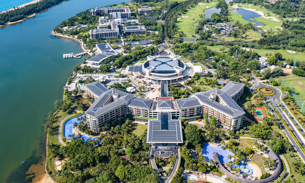 3月18日，歷時近兩年，由中國鐵建旗下中鐵建設集團參與改造施工的博鰲近零碳示范區全面完成，正式進入近零碳運行階段。圖為博鰲近零碳示范區航拍。