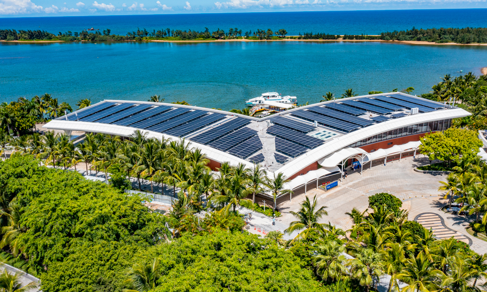 建筑面積約4300平方米的新聞中心是每年論壇年會媒體工作者臨時辦公、演播和休息的主要場所。運用系統供電能力提升約30%的光儲直柔技術，光電轉換效率達21%的光伏屋頂、充放電次數較傳統鋰電池提升4倍的全釩液流長時儲能電池……改造后的新聞中心實現了能源自供給。圖為博鰲亞洲論壇新聞中心。