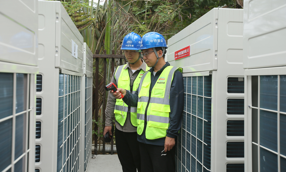 目前，博鰲近零碳示范區正在進行最后的設備調試工作，全力保障博鰲亞洲論壇2024年年會順利召開。圖為中鐵建設運維工程師檢測光伏直驅變頻多聯機工作狀態。