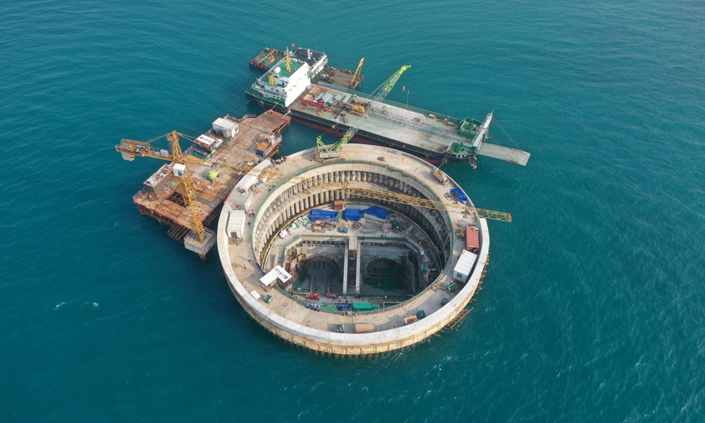 中國華能昌江核電二期工程項目首臺盾構機從海上轉換井破壁而出，標志著該項目首條陸域排水隧洞順利貫通，排水工程取得關鍵性突破。中國華能昌江公司聯合各參建單位多次組織專家會對方案進行優(yōu)化，嚴格控制盾構掘進參數，加強過程巡查和監(jiān)控測量，確保盾構機全過程平穩(wěn)推進。