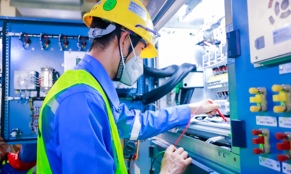 中國華能昌江公司將工程目標細化分解，每天在核島施工現場準時召開專項會議，統(tǒng)籌協調土建、安裝、設計、采購等各單位解決現場問題，針對重點事項安排專人專項跟蹤，將每一項工作做細做實。圖為中國華能海南昌江核電3號機組核島10kV可用范圍6段中壓母線一次性送電成功，順利將正式電源引入核島。