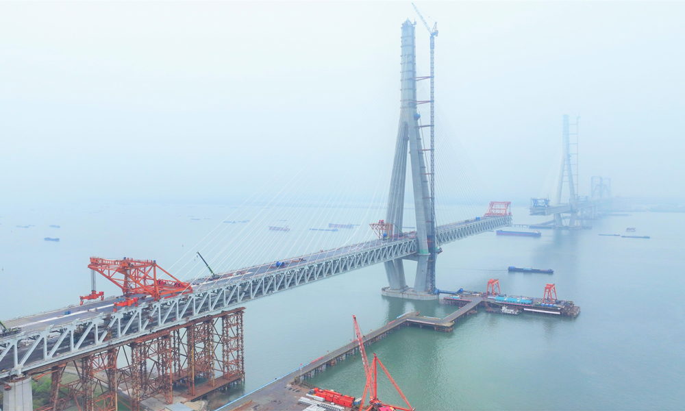 主航道橋邊跨鋼梁合龍涉及工序復(fù)雜，施工難度大，精度要求高。邊跨合龍的最后距離為1.1米，已架設(shè)的Z0—Z13鋼梁總長(zhǎng)190米，總重超過(guò)1萬(wàn)噸，合龍精度要求控制在2毫米以內(nèi)。建設(shè)者使用BIM系統(tǒng)和現(xiàn)場(chǎng)實(shí)測(cè)數(shù)據(jù)模擬合龍前狀態(tài)，確定合龍前線形調(diào)整值。在具體頂推合龍中，建設(shè)者布置了32臺(tái)千斤頂。為使千斤頂有序協(xié)作，它們被編為豎向、橫向、縱向三個(gè)組，通過(guò)智能同步控制系統(tǒng)控制。最后1.1米頂推，萬(wàn)噸鋼梁走出了0.6米、0.4米、0.1米的“小碎步”。