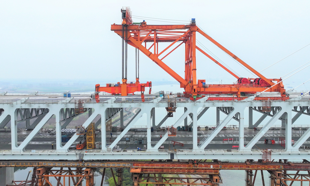 據(jù)悉，邊跨合龍后，主航道橋鋼梁架設(shè)由“雙懸臂”變成“單懸臂”施工，結(jié)構(gòu)受力體系更加安全穩(wěn)定。常泰長(zhǎng)江大橋全橋鋼梁計(jì)劃于6月底前貫通。