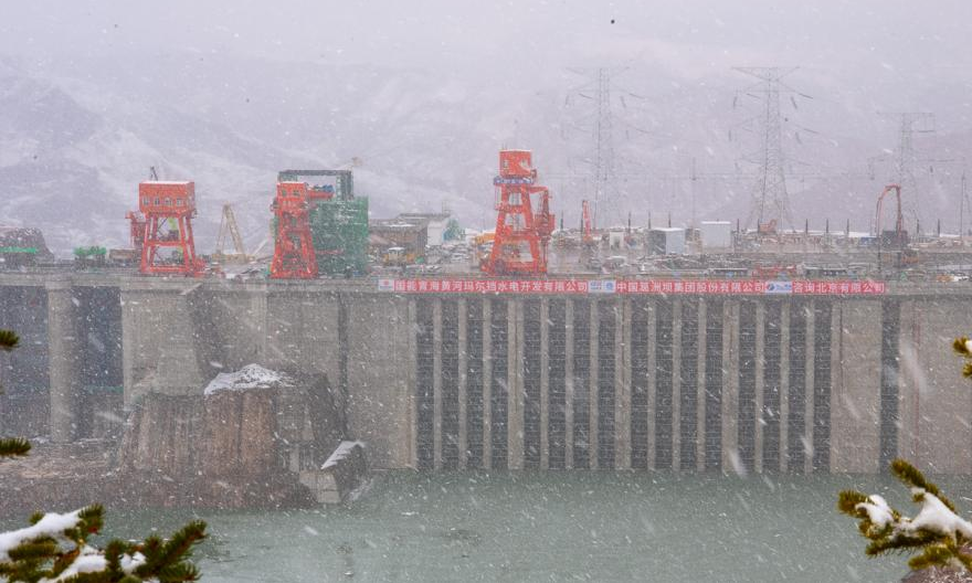 3月24日，青海公司瑪爾擋水電站迎來(lái)瑞雪，瑪爾擋水電站3283平臺(tái)建設(shè)現(xiàn)場(chǎng)依舊如火如荼。