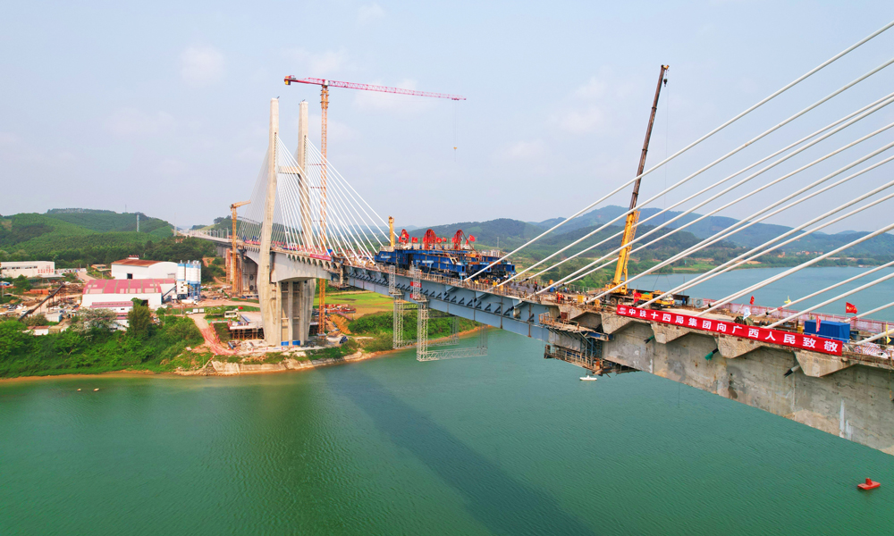 隨著六律邕江特大橋順利合龍，南深高鐵南玉段最后一處斷點被徹底打通，全面打通鋪軌、“四電”等工程建設(shè)通道，為后續(xù)施工順利奠定基礎(chǔ)。目前，全線路基、橋梁、隧道等線下工程已全面竣工，鋪軌已完成76%，站房后期的裝修裝飾工程完成過半，“四電”工程總體進度超過80%。