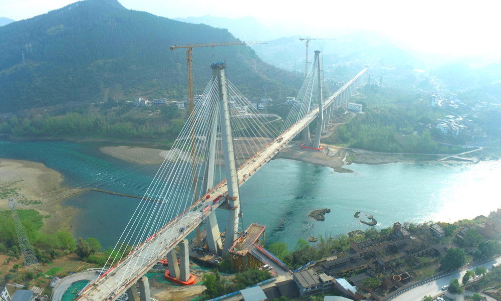 近日，隨著最后一對(duì)預(yù)應(yīng)力鋼束張拉至設(shè)計(jì)張拉力，中國(guó)中鐵旗下中鐵大橋局承建的渝湘高鐵太子坪烏江大橋主橋預(yù)應(yīng)力全部張拉完成，即將進(jìn)入全橋調(diào)索階段。太子坪烏江大橋是渝湘高鐵重慶至黔江段重難點(diǎn)工程，全長(zhǎng)2313.85米，主橋長(zhǎng)562.2米，為主跨300米無砟軌道斜拉橋。與此同時(shí)，渝湘高鐵另兩座重難點(diǎn)工程黃草烏江雙線大橋、清水坪烏江大橋施工進(jìn)入了最后的沖刺階段。