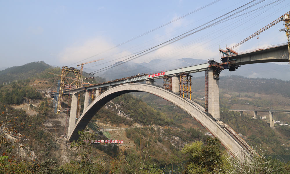 黃草烏江雙線大橋是一座上承式勁性骨架鋼筋混凝土拱橋，全長(zhǎng)593.65米、主跨275米。目前大橋已完成第一聯(lián)鋼梁橋面板施工，正在進(jìn)行第二聯(lián)鋼梁橋面板鋼筋安裝，引橋已完成懸臂段澆筑，正在進(jìn)行合龍段施工，總體工程累計(jì)完成90%。清水坪烏江大橋?yàn)閲?guó)內(nèi)首座雙Y型單拱肋主拱結(jié)構(gòu)無砟軌道高速鐵路橋梁，全長(zhǎng)804.6米，主跨240米。目前，主體結(jié)構(gòu)已全部完成，正在進(jìn)行橋面附屬電纜槽支架、接觸網(wǎng)施工。