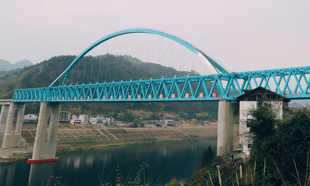 重慶至黔江鐵路是國(guó)家規(guī)劃“八縱八橫”高鐵網(wǎng)中廈渝通道的重要組成部分，是重慶“米”字型高鐵網(wǎng)中東南向高鐵通道，經(jīng)過地形地質(zhì)條件復(fù)雜，區(qū)域內(nèi)廣布巖溶、瓦斯、采空區(qū)、斷層破碎帶等不良地質(zhì)，數(shù)次橫跨烏江天險(xiǎn)，施工風(fēng)險(xiǎn)高，具有很強(qiáng)挑戰(zhàn)性。項(xiàng)目建成通車后將填補(bǔ)渝東南武陵山區(qū)城鎮(zhèn)群高鐵空白，實(shí)現(xiàn)重慶主城都市區(qū)與渝東南武陵山區(qū)城鎮(zhèn)群1小時(shí)高鐵聯(lián)系，提升重慶對(duì)周邊地區(qū)輻射帶動(dòng)作用。