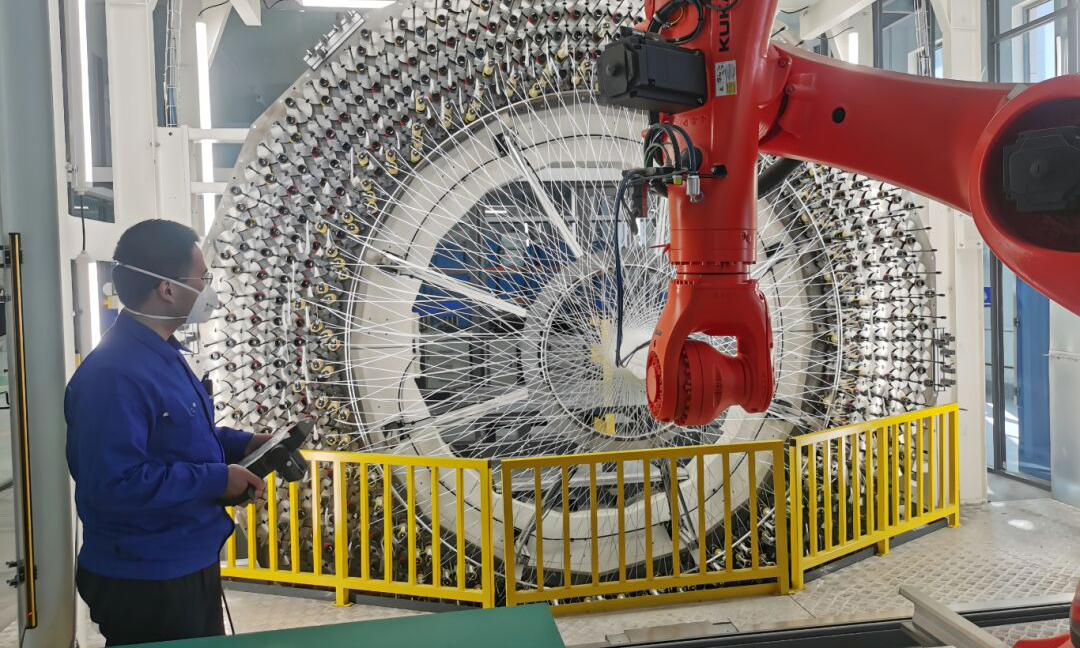 近日，兵器工業(yè)集團所屬企業(yè)生產(chǎn)現(xiàn)場一片繁忙，工作人員鉚足干勁抓生產(chǎn)，確保產(chǎn)品如期交付。圖為材料院53所科研人員利用三維編織機進行某預成型體制備實驗，持續(xù)提升產(chǎn)品性能指標。