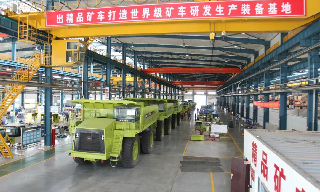 北重集團北方股份致力打造世界級礦車研發(fā)生產(chǎn)裝備基地，工作人員在生產(chǎn)線上裝配礦用車，確保產(chǎn)品及時送達用戶手中。