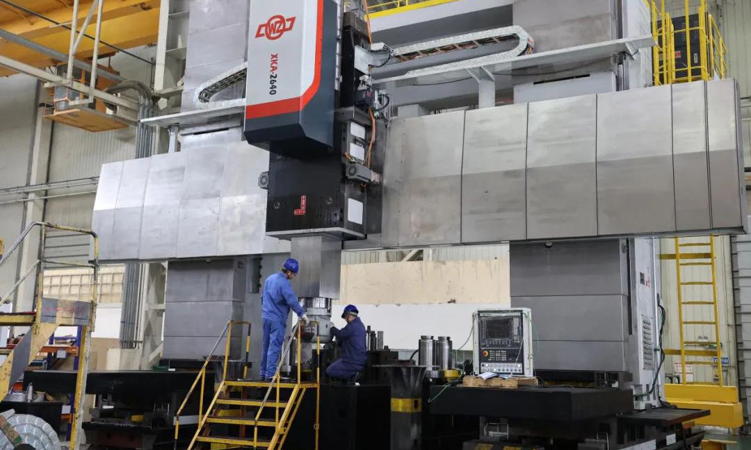 武重集團積極開展“攻瓶頸促生產(chǎn)保交付”專項活動，生產(chǎn)現(xiàn)場一片繁忙，刷新生產(chǎn)經(jīng)營“進度條”。