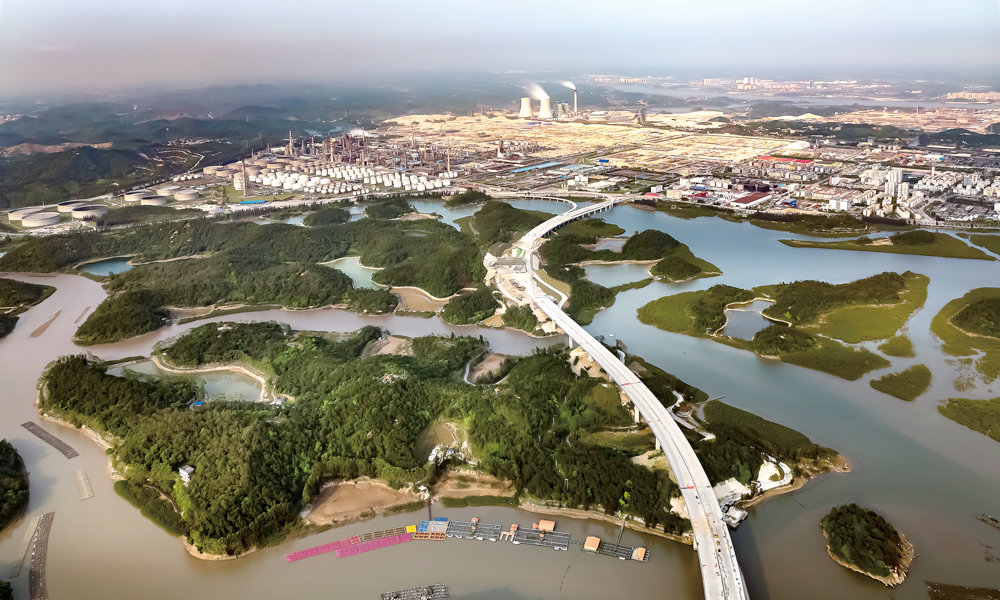 近日，隨著中國石油廣西石化煉化一體化轉(zhuǎn)型升級項(xiàng)目乙烯裝置1號至6號裂解爐12臺輻射室全部吊裝完成，這座佇立于北部灣的煉化之城初現(xiàn)崢嶸。圖為項(xiàng)目鳥瞰圖。