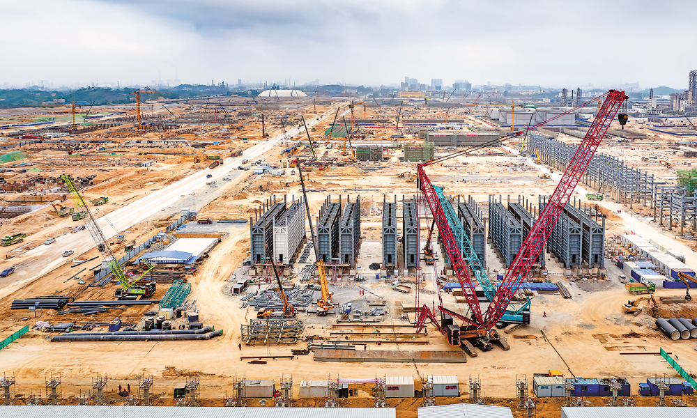 廣西石化煉化一體化轉(zhuǎn)型升級項(xiàng)目是國家石化產(chǎn)業(yè)規(guī)劃布局的重大項(xiàng)目，作為該項(xiàng)目的總體院和主力承包商，中國石油旗下中國寰球工程有限公司組建“聯(lián)合體”管理團(tuán)隊(duì)，對項(xiàng)目建設(shè)進(jìn)行全過程管控。各參建單位緊抓欽州旱季窗口搶工期，跑出施工“加速度”。在120萬噸/年乙烯裝置、PO/SM裝置、40萬噸/年聚丙烯裝置等建設(shè)現(xiàn)場，機(jī)器轟鳴，數(shù)千名建設(shè)者穿梭忙碌，呈現(xiàn)一派熱火朝天景象。圖為廣西石化煉化一體化轉(zhuǎn)型升級項(xiàng)目乙烯裝置建設(shè)現(xiàn)場。