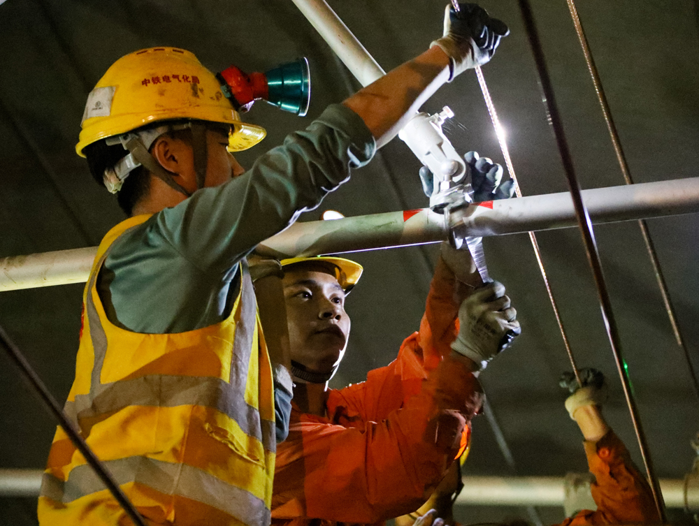 接觸網是為鐵路列車輸送電能的“大動脈”，行駛過程中，列車通過車頂的受電弓與接觸網導線相接觸獲取源源不斷的電能，良好的弓網關系是保證這條“大動脈”健康穩定運行的關鍵。據介紹，在接觸網線架設過程中，項目部采用的恒張力軌道放線車具有運行平穩等優勢，每條架設的接觸線平直度誤差每米不超過0.1毫米；還采用了BIM技術、數智化管理等智能化施工方式，實現作業效率和施工質量提升。