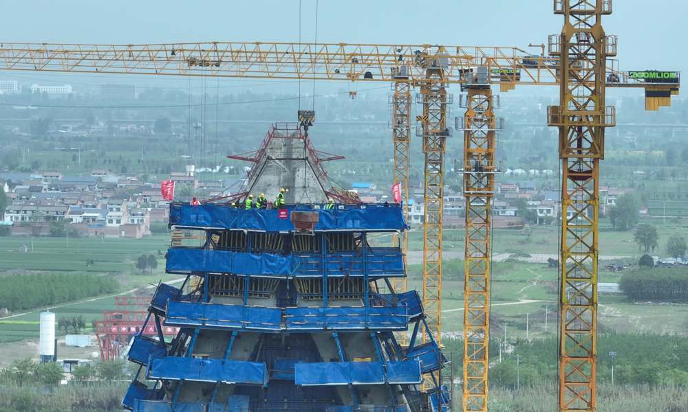 據了解，大橋以“水潤關中”設計立意，四座索塔為水滴型特異結構，項目團隊通過加強模板精準制作和專業的施工監控，保障了每一米的曲率和平面位置零誤差，確保大橋索塔全部順利封頂。圖為索塔混凝土澆筑施工航拍。