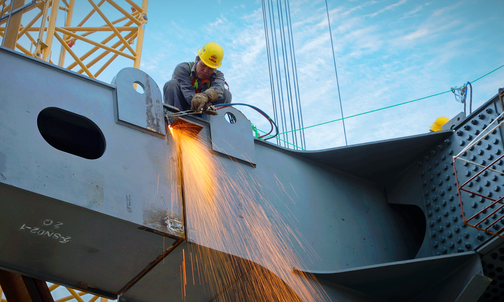 引漢濟渭二期工程建成后，每年可從漢江調水15億立方米，有效解決關中城市群的工業和生活用水，受益人口將超過1400萬。同時，該工程還在國家水網主骨架中心增加了一條“南北調配”的輸水通道，對實現水資源配置空間均衡、保障經濟社會高質量發展將發揮重要作用。圖為工作人員切割鋼桁梁吊耳。