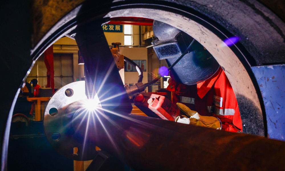 工人在建造現場操作自動組對焊接一體化設備。杜鵬輝 攝