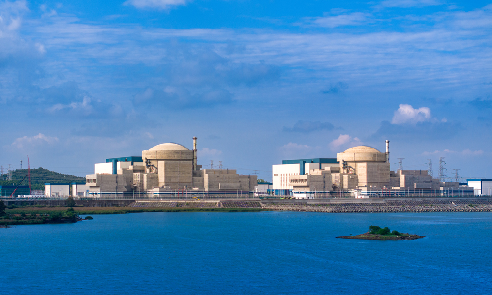 中廣核“華龍一號(hào)”示范工程兩臺(tái)機(jī)組年發(fā)電量可達(dá)180億千瓦時(shí)，能夠滿足200萬(wàn)人口的生產(chǎn)生活年度用電需求，每年可減少標(biāo)煤消耗超543.6萬(wàn)噸，減少二氧化碳排放約1483.2萬(wàn)噸，環(huán)保效益相當(dāng)于植樹(shù)造林超4萬(wàn)公頃，對(duì)促進(jìn)廣西能源綠色轉(zhuǎn)型、保障能源安全供應(yīng)、提升能源系統(tǒng)效率、保障“雙碳”目標(biāo)如期實(shí)現(xiàn)具有重大意義。