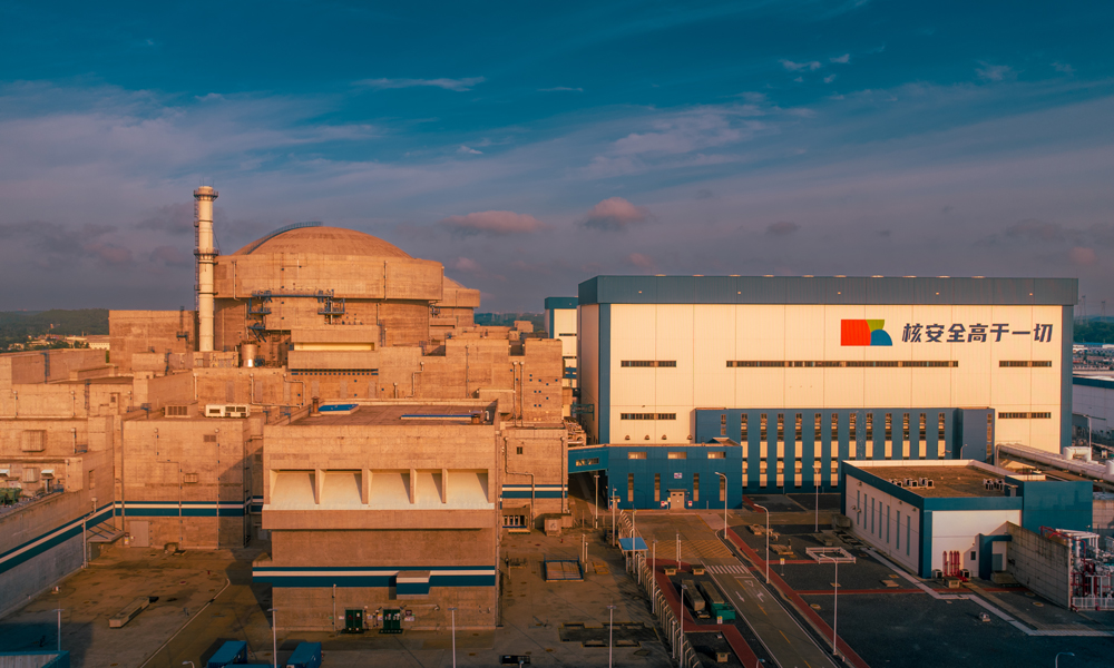 防城港核電站二期工程3、4號(hào)機(jī)組采用我國(guó)自主三代核電技術(shù)“華龍一號(hào)”。其中，防城港核電站3號(hào)機(jī)組已于2023年3月25日投產(chǎn)發(fā)電，從裝料到商運(yùn)零非計(jì)劃停機(jī)停堆，首循能力因子達(dá)98.36%，創(chuàng)國(guó)內(nèi)三代堆最優(yōu)紀(jì)錄。