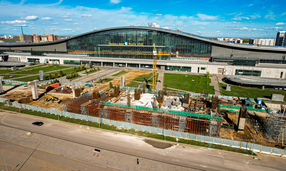 哈薩克斯坦阿斯塔納輕軌路線串聯(lián)了國(guó)際機(jī)場(chǎng)、納扎爾巴耶夫大學(xué)、世博園、阿斯塔納大清真寺、阿布扎比廣場(chǎng)、國(guó)防部、總統(tǒng)府、國(guó)家信息技術(shù)中心、中央音樂(lè)大廳、國(guó)家博物館、新火車站等地標(biāo)建筑和重點(diǎn)功能區(qū)，是中哈共建“一帶一路”的代表性工程。圖為正在建設(shè)中的輕軌118車站連通著阿斯塔納新火車站，建成后將實(shí)現(xiàn)輕軌與新火車站便捷換乘。