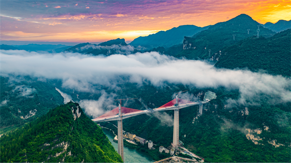 磨寨烏江特大橋是亞洲第一高墩矮塔斜拉橋，位于重慶市彭水縣，跨越烏江后上跨G211國(guó)道，全長(zhǎng)708米，最大墩高216米，橋塔高44米，索塔頂距離烏江水面約320米，為典型的超高墩、大截面，地處烏江“V”字形深切河谷、地勢(shì)陡峭，設(shè)計(jì)施工難度大。