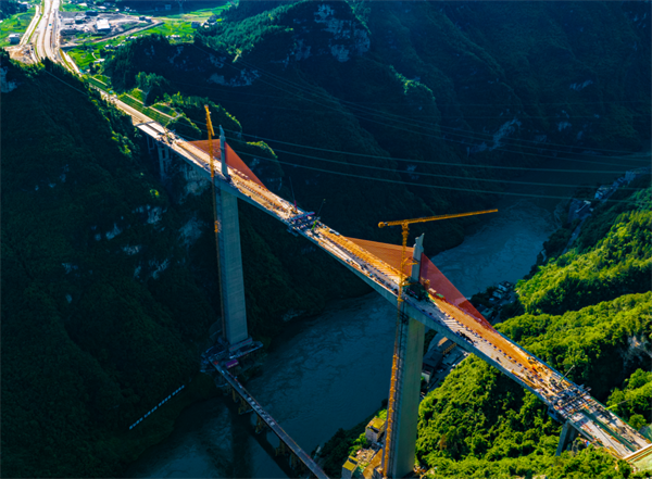 目前，渝湘復(fù)線高速公路彭水至酉陽(yáng)段線路45座橋梁、26座隧道、7處互通式立交等主體工程已施工完成，正在加緊施工路面、機(jī)電、交安、房建等工程。據(jù)悉，渝湘復(fù)線高速公路項(xiàng)目建成后將有效縮短渝東南地區(qū)與重慶主城經(jīng)濟(jì)圈的距離，增強(qiáng)渝東南地區(qū)各區(qū)縣的緊密聯(lián)系，有效緩解既有渝湘高速公路擁堵?tīng)顩r，對(duì)進(jìn)一步開(kāi)發(fā)沿線旅游資源、推進(jìn)交旅融合、帶動(dòng)沿線經(jīng)濟(jì)社會(huì)持續(xù)快速發(fā)展等具有深遠(yuǎn)意義。