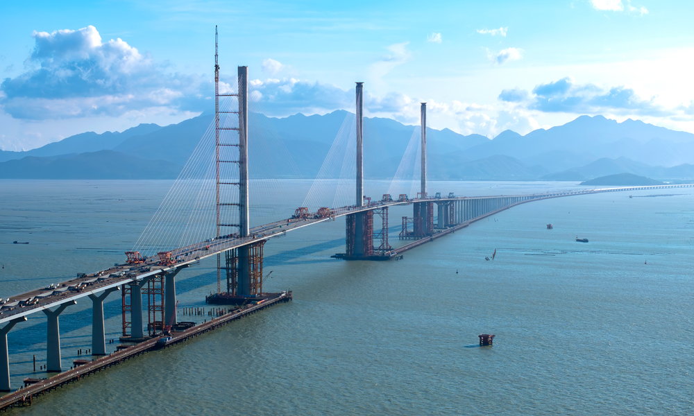 6月19日，經(jīng)過(guò)對(duì)位、精調(diào)、焊接等一系列工序，中國(guó)中鐵旗下中鐵大橋局、中鐵工業(yè)參建的黃茅海跨海通道項(xiàng)目黃茅海大橋以“毫米級(jí)”精度合龍。此前，黃茅海跨海通道另一座主橋高欄港大橋已于3月20日合龍，至此黃茅海跨海通道全線正式貫通。