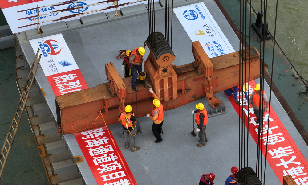 合龍段鋼箱梁總寬50.4米，梁長(zhǎng)7.5米，總重160噸，采用兩臺(tái)250噸架梁吊機(jī)提升架設(shè)。大橋合龍選擇在夜間溫度相對(duì)恒定的時(shí)間進(jìn)行，當(dāng)時(shí)細(xì)雨綿綿，歷經(jīng)1小時(shí)作業(yè)，箱梁精準(zhǔn)安全提升到位。