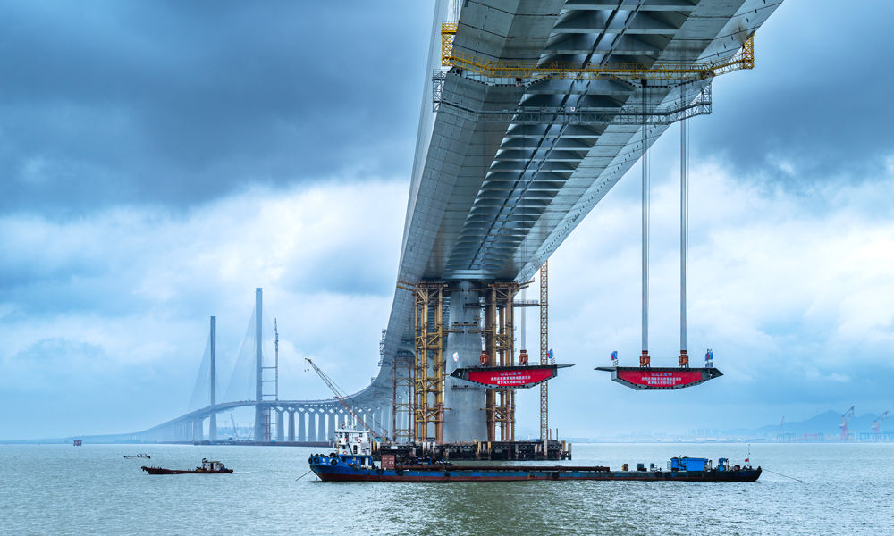 墩頂節(jié)段以及黃茅海大橋與高欄港大橋之間的32節(jié)梁段由3600噸起重船“大橋海鷗號(hào)”架設(shè)，其他節(jié)段由架梁吊機(jī)架設(shè)。架梁過(guò)程中，針對(duì)水淺墩高的施工環(huán)境以及臺(tái)風(fēng)季風(fēng)天氣不利影響，項(xiàng)目團(tuán)隊(duì)未雨綢繆、多措并舉，通過(guò)設(shè)置塔梁三向臨時(shí)錨固系統(tǒng)、增設(shè)抗風(fēng)臨時(shí)墩、優(yōu)化斜拉索張拉順序、動(dòng)態(tài)調(diào)整施工組織等措施，保障了施工安全和質(zhì)量，完成鋼梁架設(shè)作業(yè)。