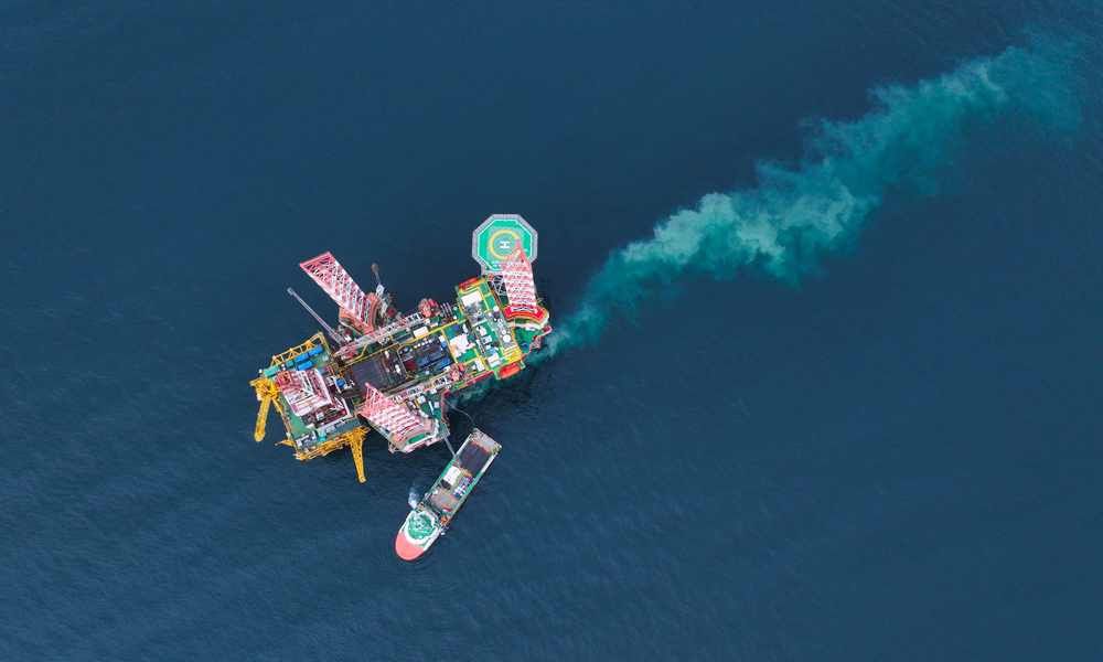 7月1日，我國海上首個全方位綠色設(shè)計油田群——烏石23-5油田群建成投產(chǎn)，產(chǎn)量可觀。烏石23-5油田群開發(fā)項目位于北部灣海域，平均水深約28米，新建2座井口平臺，對烏石陸地終端進行改擴建。計劃投產(chǎn)開發(fā)井43口，其中采油井28口，注水井15口，油品性質(zhì)為輕質(zhì)原油。圖為烏石23-5平臺俯瞰圖。