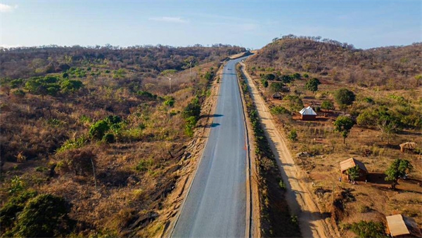 中鐵十五局三公司坦桑林迪53.2公里道路升級項目，位于坦桑尼亞林迪省萬瓦區(qū)，道路總長 53.2公里，主要包括路基、路面、涵洞及附屬工程。目前，該項目正在開展表處路面附屬防護(hù)施工。項目為當(dāng)?shù)毓と颂峁┯霉徫?74個，培養(yǎng)了一大批優(yōu)秀技術(shù)人才，同時積極履行社會責(zé)任，雨季期間為坦桑搶險道路7處，保障了當(dāng)?shù)鼐用竦某鲂信c交通運(yùn)輸。項目建成后將大大提高既有道路運(yùn)輸能力，提高項目沿線的農(nóng)業(yè)采礦和牲畜潛力，促進(jìn)地區(qū)經(jīng)濟(jì)增長。