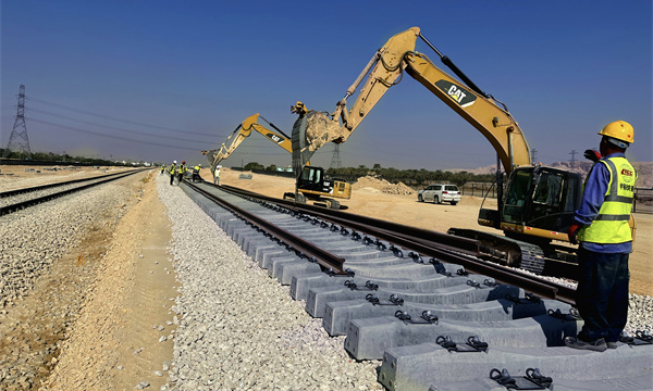 沙特鐵路達(dá)曼至利雅得二號貨運(yùn)線側(cè)線延長項目位于沙特首都利雅得與東部港口城市達(dá)曼之間，施工跨度500多公里，為新建線路施工。該項目的實施，進(jìn)一步提升了沙特東部港口城市達(dá)曼到首都利雅得的鐵路貨運(yùn)能力和效率，為當(dāng)?shù)亟?jīng)濟(jì)發(fā)展增加了新的動能，為當(dāng)?shù)嘏囵B(yǎng)了挖掘機(jī)司機(jī)、火車司機(jī)、焊軌人員以及人力資源管理綜合管理等各方面專業(yè)人才。