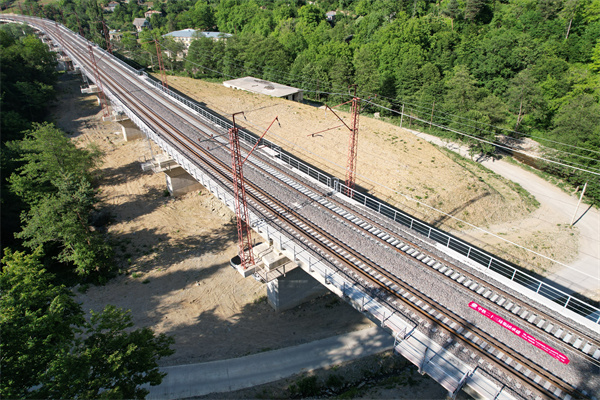 由中鐵二十三局承建的格魯吉亞現(xiàn)代化鐵路工程項目全長40.85公里，全線設(shè)置隧道6座，橋梁10座，涵洞54座，挖填方量約400萬方。該項目屬于高加索區(qū)域鐵路網(wǎng)的重要組成部分，建成后將大大縮短格魯吉亞首都第比利斯至黑海之濱巴統(tǒng)市的時空距離，進(jìn)一步提升格魯吉亞鐵路貨運(yùn)過境量，對格魯吉亞及周邊國家經(jīng)濟(jì)發(fā)展產(chǎn)生重要影響。該項目主體工程已完全移交，目前正在加快完成收尾工作，預(yù)計今年10月正式通車運(yùn)營。