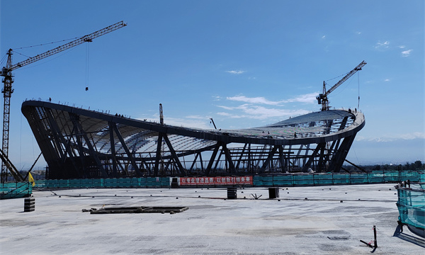 近日，由中鐵二十五局參建的烏茲別克斯坦奧林匹克城項目大平臺施工完成80%，附屬用房完成85%。中鐵二十五局承建室外大平臺、配套設(shè)施用房及體育場工藝等工程。該項目將作為2025年亞洲青年運(yùn)動會及殘疾人運(yùn)動會綜合性賽事主辦場地，是中亞地區(qū)首個全面采用中國標(biāo)準(zhǔn)設(shè)計、建設(shè)、驗收的項目。項目建成后，對推動烏茲別克斯坦乃至中亞地區(qū)體育事業(yè)發(fā)展，為亞洲體育文化交流搭建橋梁具有重大意義。