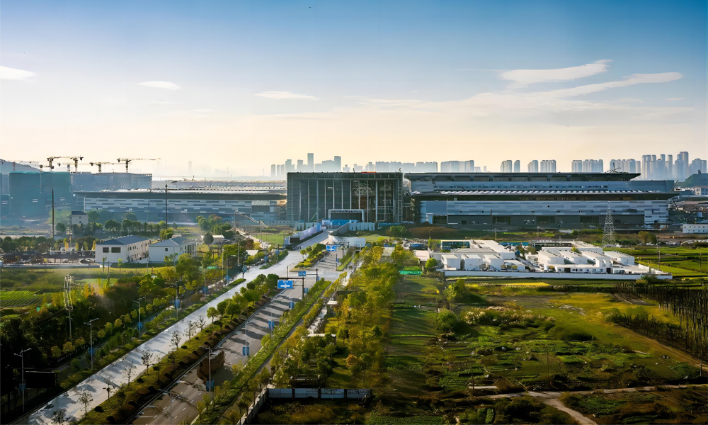 近日，由中國建筑旗下中建四局承建的浙江最大新一代會展綜合體——杭州大會展中心一期項目正式竣工交付，將在今年9月迎接第三屆全球數字貿易博覽會“搬家入住”。項目占地面積35.3萬平方米，建筑面積約64.32萬平方米，建設內容包括8個鋼結構展廳、1個中央廊道以及東、西兩個登陸大廳，設置標準展廳、會議中心、商業配套、辦公設施等多種功能。其中凈展面積約15.5萬平方米，可設置5900個標準展位，規模浙江省第一、全國第五。