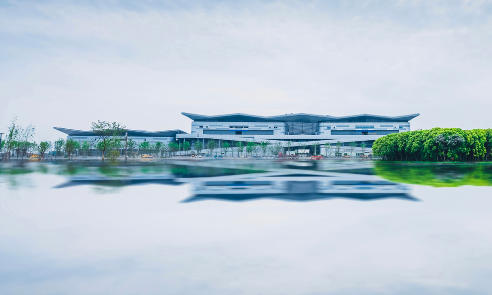 項目外觀以“風帆”造型為整體設計，借用杭州精粹“杭扇、絲綢”的宏雅之氣，取山體厚重沉穩之勢和江水靈動飄逸之形，凸顯山水韻、江南韻、杭州韻，一展錢塘之風光，杭州之風采。