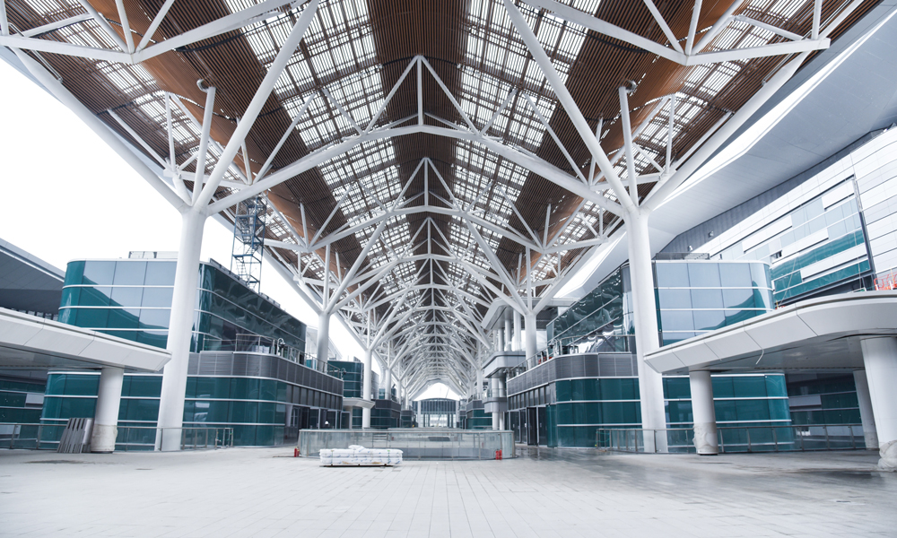 項目屋面采用大面積的“無柱式”施工，總面積為15.5萬平方米，如同22個足球場大，屋面鋼結構總用鋼量12萬噸，規模國內罕見。項目建設團隊采用大面積整體提升技術，發明了適用于復雜大跨度鋼屋蓋安裝的高周轉率工具式滑移胎架，研發了多層大跨鋼結構倒裝法整體提升技術和大跨鋼結構空間豎轉整體安裝技術，將總用鋼量12萬噸，單體跨度最高達81米的屋面桁架穩固吊裝，打造錚錚“鋼筋鐵骨”。