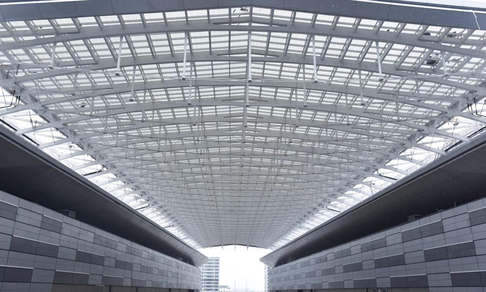 項目光伏屋頂總安裝面積約8000平方米，是目前為止浙江最大的大型公共建筑屋頂上大面積采用BIPV（光伏建筑一體化）玻璃的項目，其中一片屋頂由3300多塊碲化鎘光伏玻璃組成，總面積相當于一個標準足球場大小。這一片“能發電的玻璃”能把光變成電，為屋頂穿上透明發電“外衣”，從而把屋頂變成電站。交付后，這片屋頂每年發電70多萬度，相當于杭州大會展中心地下室和地上辦公的照明用電量，也相當于在建筑物旁多種了3萬多棵樹。