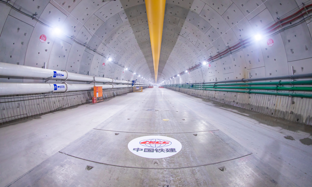 據悉，海珠灣隧道工程計劃2025年建成通車。屆時，海珠、越秀等中心城區到廣州南站的行程有望縮短至15分鐘，可有力增強廣州南站的集疏運能力，進一步釋放其核心門戶樞紐功能，強化廣州國際綜合交通樞紐地位，提高粵港澳大灣區基礎設施“硬聯通”水平。圖為成型后的隧道內景。