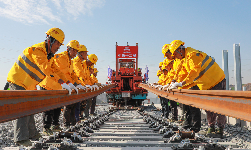 杭溫高鐵建成運營后，杭州、金華、臺州、溫州等地的仙華山、仙居、楠溪江等豐富的旅游資源將串聯(lián)成線，沿線仙居、磐安、東陽、浦江等地將正式邁入高鐵時代，對于推進鐵路基礎設施聯(lián)網、補網、強鏈，打造“軌道上的長三角”，構建浙江省“1小時交通圈”，便利沿線人民群眾出行，促進旅游資源開發(fā)和產業(yè)發(fā)展，助力浙江高質量發(fā)展建設共同富裕示范區(qū)和長三角一體化高質量發(fā)展等具有重要意義。圖為鋪軌機作業(yè)施工現場。