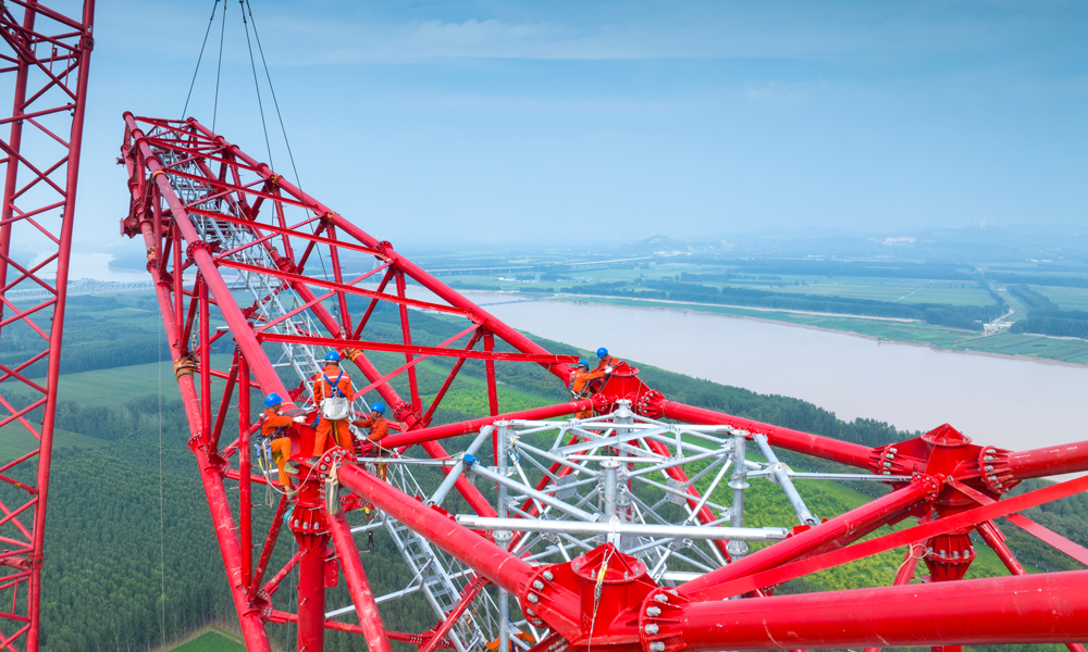 近日，在山東省東阿縣魚山鎮，±800千伏隴東—山東特高壓線路工程最高鐵塔組立完成。