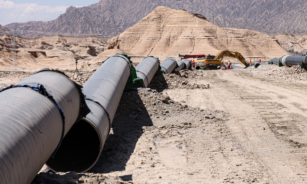 今年3月29日，中國石油氣化南疆天然氣管道工程第一批項目打火開焊以來，塔里木油田南疆氣化管網建管一體化項目經理部共投入7個施工機組合計300余名施工人員和30余臺機具設備，分3個施工標段齊頭并進加快施工。施工路線上地形地貌復雜，建設難度極大。中國石油工作人員克服重重挑戰(zhàn)，先后完成了500余畝農田段、700余畝果園林地、2處大型河流、1處山體穿跨越等施工任務。