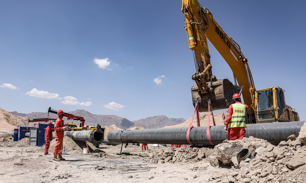 克英線計劃今年10月底建成投產。屆時，克深克拉氣田至英買力地區(qū)的第二條天然氣大動脈將全面貫通，串起沿線庫車、新和2地的26個村鎮(zhèn)，為南疆各族百姓提供更加穩(wěn)定可靠的天然氣資源。