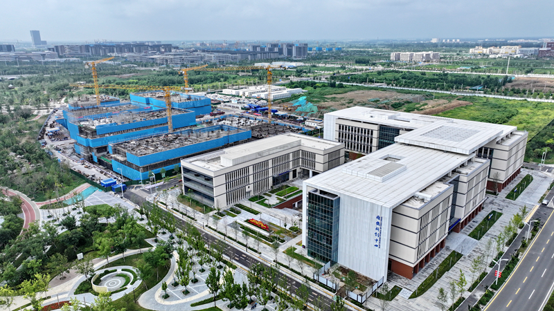 據介紹，雄安科創中心位于雄安新區科學園片區西側，是該片區的標志性建筑，預計將于2026年3月竣工。圖為雄安科創中心二期、三期項目建設現場。新華社記者 牟宇 攝