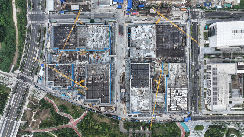 雄安科創中心建成投用后，將成為引導在京科研機構創新平臺有序向雄安新區布局的重要載體。圖為雄安科創中心二期、三期項目建設現場。新華社記者 牟宇 攝